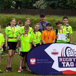 Uczniowie klas 4 pozują do zdjęcia na turnieju sportowym Rugby Tag.