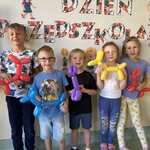 Dzieci z grupy Misie pozują do zdjęcia z balonami modelinowymi wykonanymi z okazji Dnia Przedszkolaka..jpg