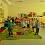 Dzieci z grupy Sówki podczas zabawy tanecznej..jpg