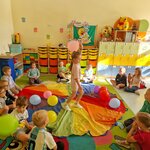 Dzieci z grupy sówki podczas zabawy z balonami..jpg