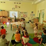 Dzieci z grupy sówki rozwiązują interaktywny quiz.jpg