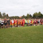 Zdjęcie przedstawia wszystkich uczestników turnieju Rugby Tag.