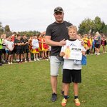 Zdjęcie przedstawia najlepszego zawodnika turnieju w klasach IV na turnieju sportowym Rugby Tag.