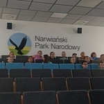 Uczniowie siedzą w najwyżych rzędach w salce kinowej w centrum edukacji.jpg
