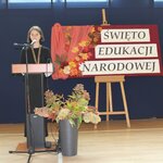 Kobieta przemawia przy mównicy.JPG