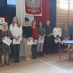 Grupa pracowników obsługi z dyplomami.JPG