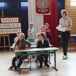 Dzieci siedzą w ławkach_ obok stoi wysoki chłopak w roli nauczyciela.JPG
