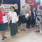 Pani Dyrektor wręcza nagrody nauczycielkom.JPG