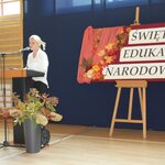 Pani Wicedyrektor przemawia_ w tle tablica z napisem Święto Edukacji Narodowej.JPG