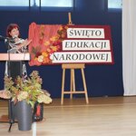Pani Dyrektor bije brawo_ w tle tablica z dekoracją.JPG