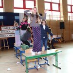 Uczniowie tańczą na ławkach.JPG
