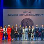 Grupa nauczycieli nagrodzonych Medalami Komisji Edukacji Narodowej.jpg