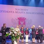 Grupa nauczycieli nagrodzonych Nagrodą Prezydenta Miasta Białegostoku.jpg