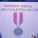 Napis Srebrny Medal Za Długoletnią Służbę oraz zdjęcie medalu.jpg