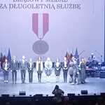 Grupa nauczycieli nagrodzonych Srebrnym Medalem za Długoletnią Służbę.jpg