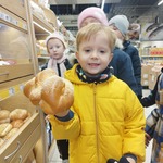 Dzieci z grupy Misie podczas kupowania pieczywa w pobliskim sklepie..jpg