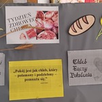 Kartki z napisami. Pomiędzy są prawdziwe kłosy zboża.jpg