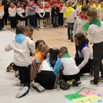 Dzieci są pochylone nad kartami z sylabami..JPG