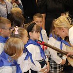 Dzieci stoją w szeregu_ Pani Dyrektor pasuje dziewczynkę na ucznia szkoły..JPG