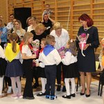Dzieci wręczają kwiaty dla pań..JPG