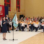 Pani Dyrektor odczytuje Rotę Ślubowania_ q tle dekoracja i poczet sztandarowy..JPG
