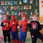 Chlopcy z gr. Biedronki w przebraniach Spider Man pozują na tle ścianki z okazji Dnia Postaci z Bajek..jpg