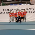 Sześcioosobowa grupa zawodników z trenerem_2024-11-17_22:23:04.jpg