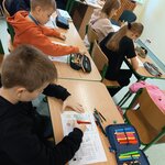 Uczniowie wykonują karty pracy z okazji dnia tabliczki mnożenia.jpg
