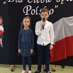 Chłopiec z mikrofonem i dziewczynka_ w tle napis Dla Ciebie śpiewam Polsko.jpg