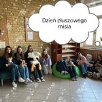 Grupa dziewcząt z pluszakami_ duża chmurka z napisem Dzień Pluszowego Misia.jpg