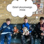 Trzech uśmiechniętych chłopaków siedzi na kanapie_ trzymają misie.jpg