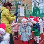 Pani Dyrektor wręcza dzieciom z gr. Biedronki medale z okazji IV Biegu Mikołajkowego..jpg