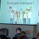 Na ekranie widoczny fragment prezentacji_ na pierwszym planie chłopiec widziany z tyłu.jpg