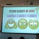 Na ekranie trzy emotki oraz poziomy glukozy na czczo.jpg