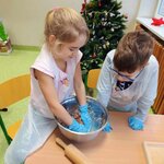 Dziewczynka ugniata ciasto_ chłopiec przygląda się.jpg