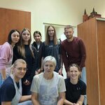 Grupa 5 dorosłych i 3 uczennice z kl.8 stoją na tle szafy .jpg