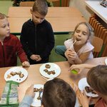 Pięcioro dzieci ozdabia pierniki. .jpg