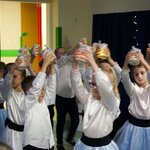 Dzieci obracają sie w miejscu _ w rękach trzymają lampki.jpg