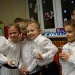 Sześcioro dzieci na pierwszym planie_ trójka z nich obejmuje się .jpg