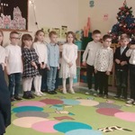 Dzieci z Sówek śpiewają kolędę Przybieżeli do Betlejem..jpg