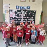 Dzieci z grupy Żabki ubrane na kolor czerwony z czerwonymi seduszkai w rękach..jpg