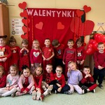 Dzieci z grupy Pszczółki pozują na walentynkowym tle..jpg