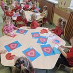 Grupa Żabki wykonuje walentynkowe serduszka..jpg