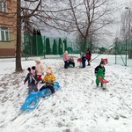 Dzieci z grupy Pszczółki podczas zimowych zabaw..jpg