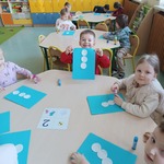 Dzieci z grupy Biedronki podczas wykonywania pracy plastycznej Bałwanka z płatków kosmetycznych..jpg
