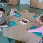 Dzieci z grupy Biedronki ozdabiają bałwanka z płatków kosmetycznych..jpg