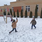 Dzieci z grupy Biedronki biegają ma śniegu..jpg