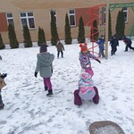 Dzieci z grupy Biedronki rzucają  śnieżkami..jpg