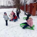 Dzieci z grupy Pszczółki podczas zabaw na sankach..jpg