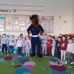 Dzieci z grupy Biedronki pozują do zdjęcia z Policyjnym Żubrem..jpg
